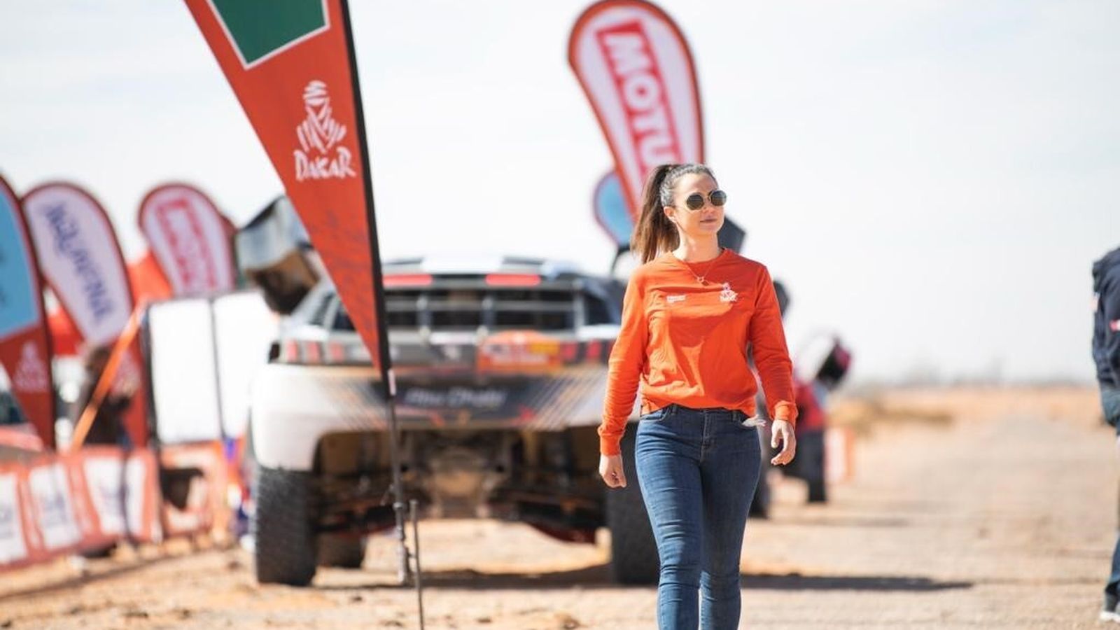 La joven comisaria técnica, de 24 años, en Arabia, en el último Dakar.