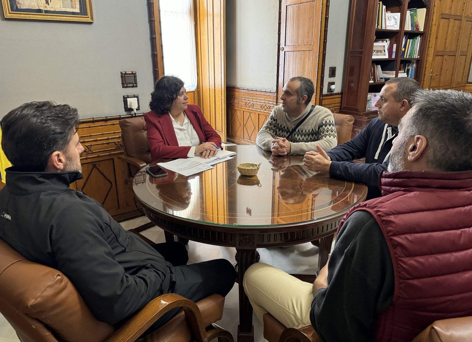 Carmen Álvarez reunida con empresarios de Sanlúcar en el Palacio Municipal.