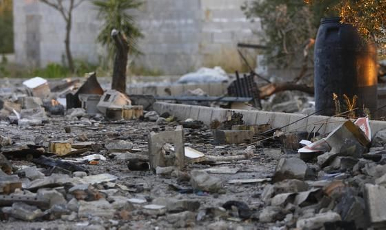 La explosión destrozó la fábrica, arrancó olivos y alertó a la población de Sanlúcar la Mayor.

Foto: Belén Vargas