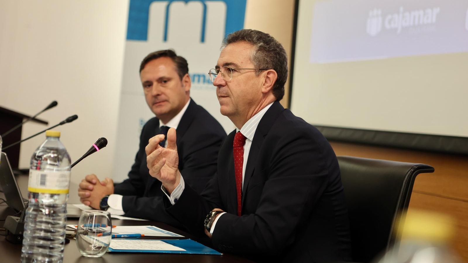 Eduardo Baamonde, presidente de Cajamar, junto con el director territorial, Sergio Durán en la jornada 'agua 2.5'.