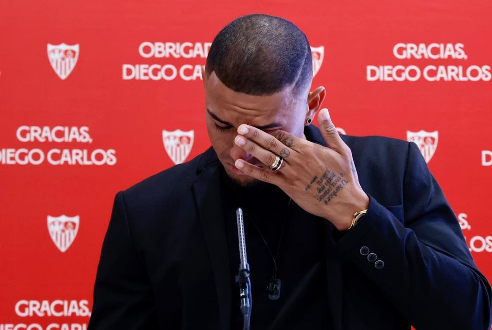 Diego Carlos se seca las lágrimas en su despedida.