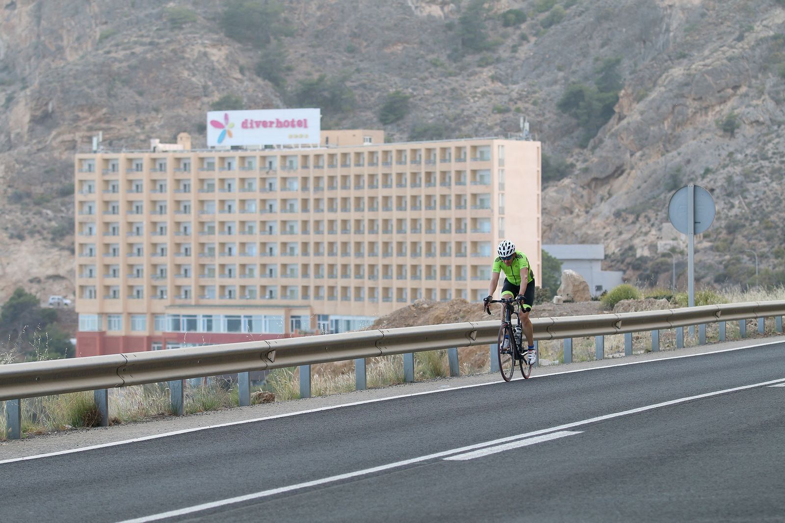 Las imágenes de la gente paseando en la carretera cortada de El Cañarete