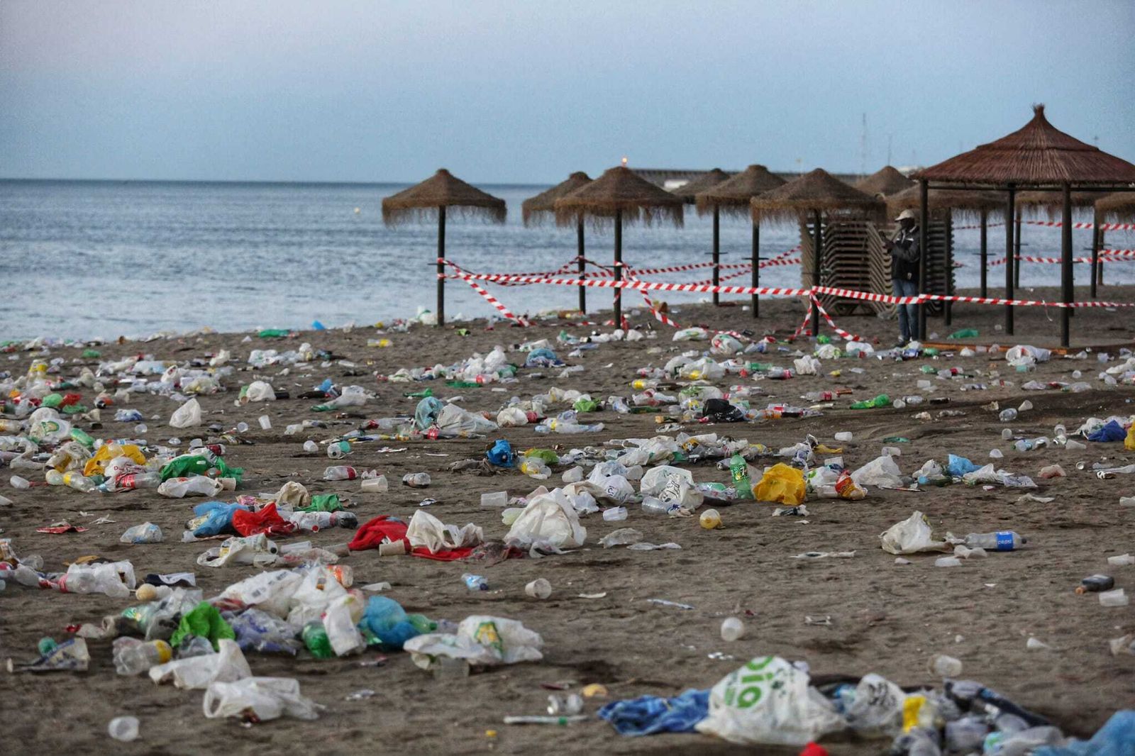 Así han amanecido las playas de Málaga tras la noche de San Juan