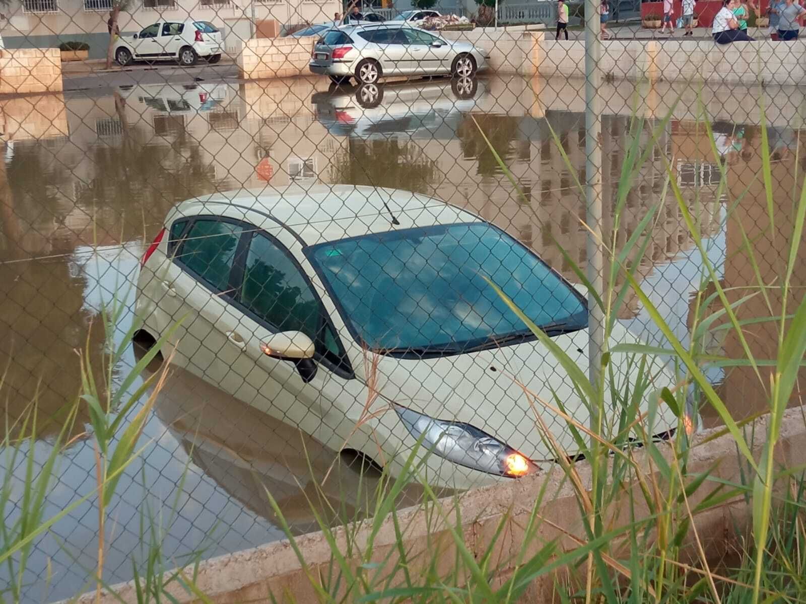 La avería en una tubería anega Sacaba de aguas fecales
