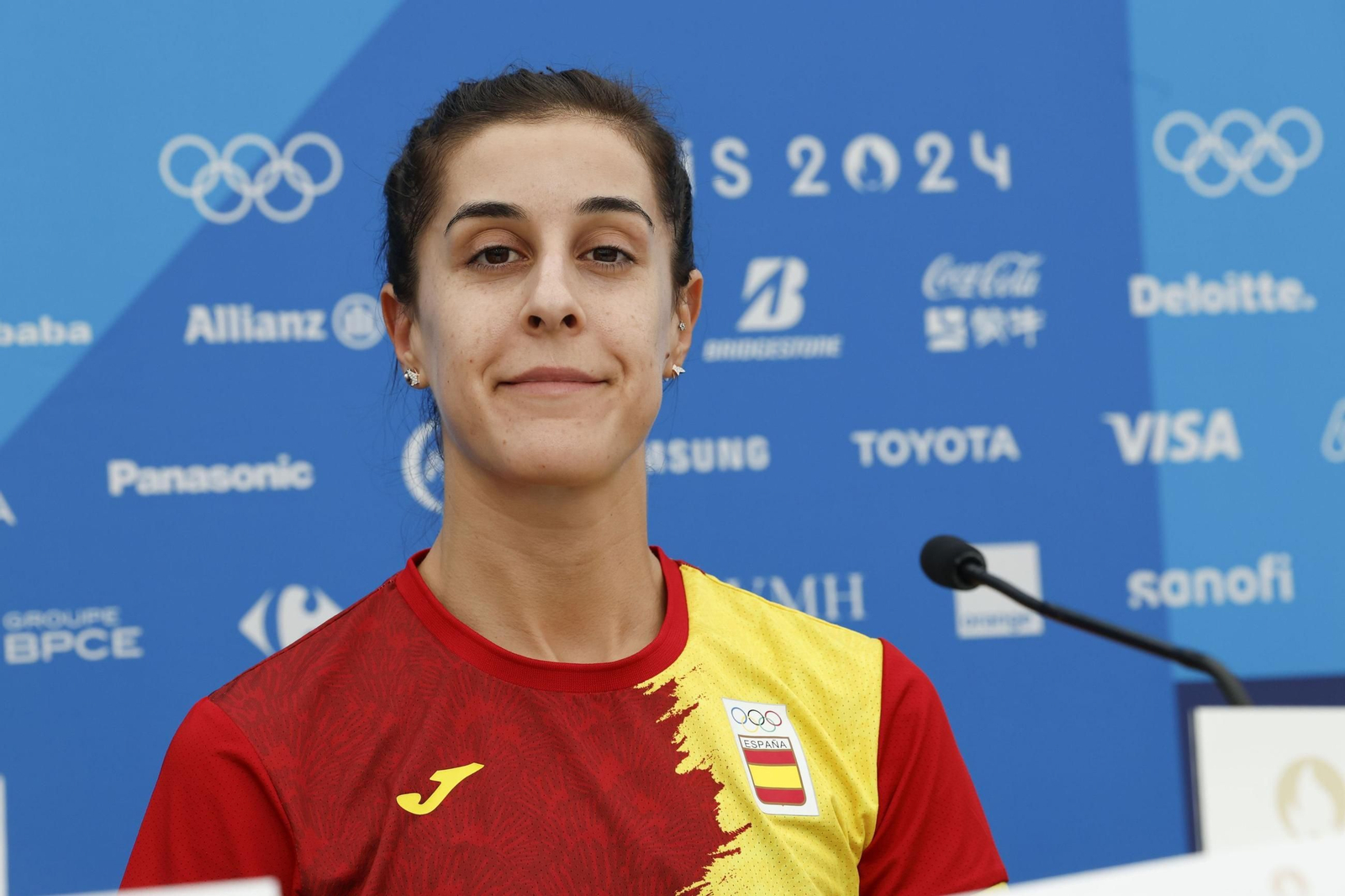Carolina Marín en una conferencia de prensa en París.