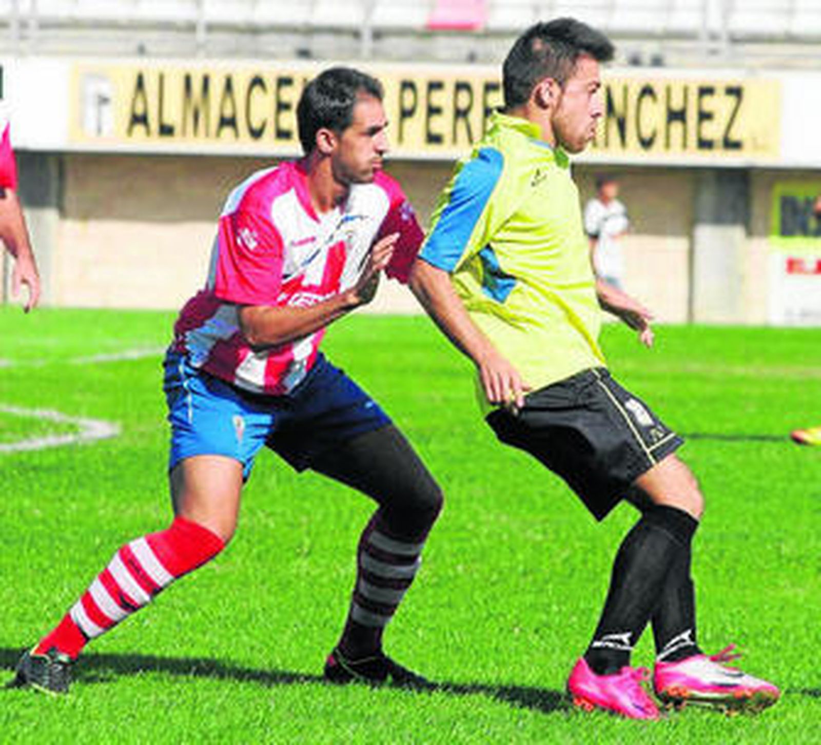 Eduardo Mena presiona a un jugador rival en el último partido en casa ante el Coria.