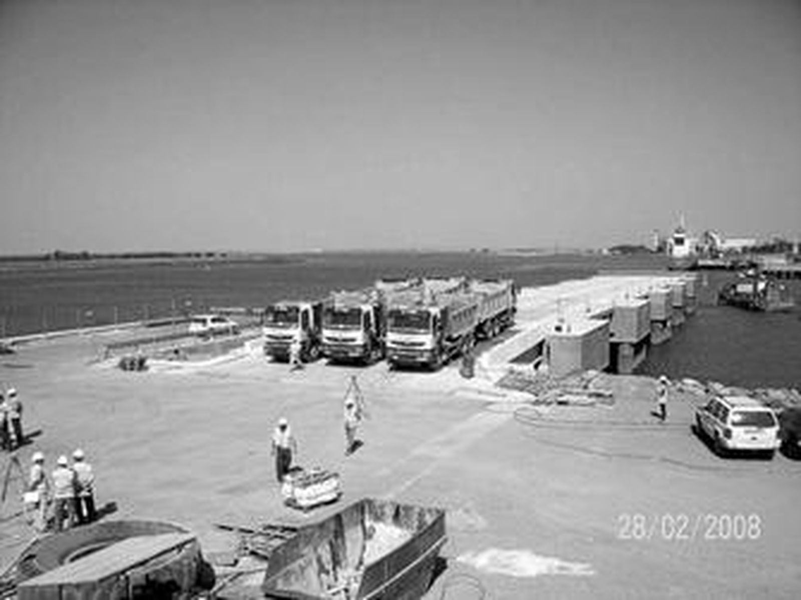 Un momento de la prueba de carga que se hizo en el nuevo muelle de atraque de los remolcadores.