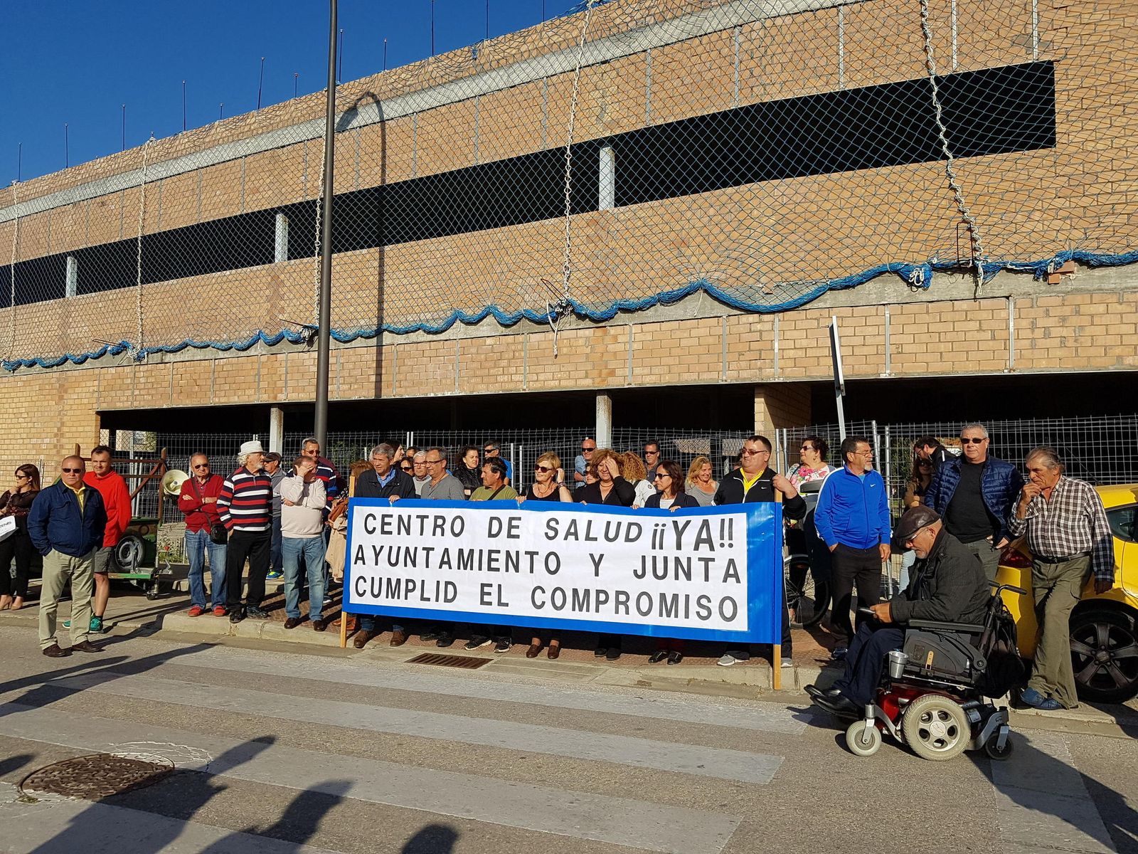 Una de las protestas que este año se ha llevado a cabo junto al inacabado centro de salud de Camposoto para exigir su terminación.