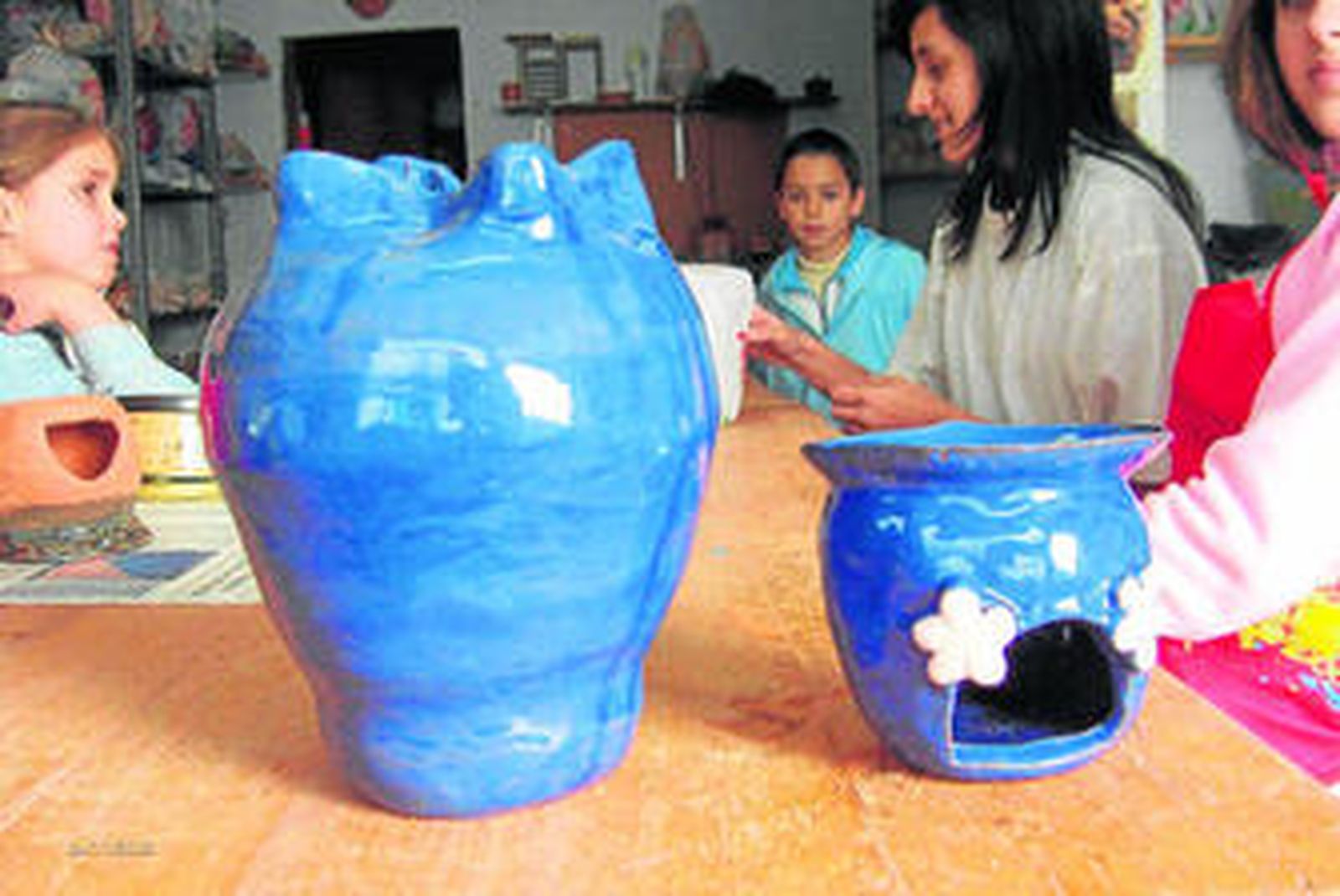 Varios alumnos del taller de cerámica, durante una de las clases, en una fotografía de archivo.