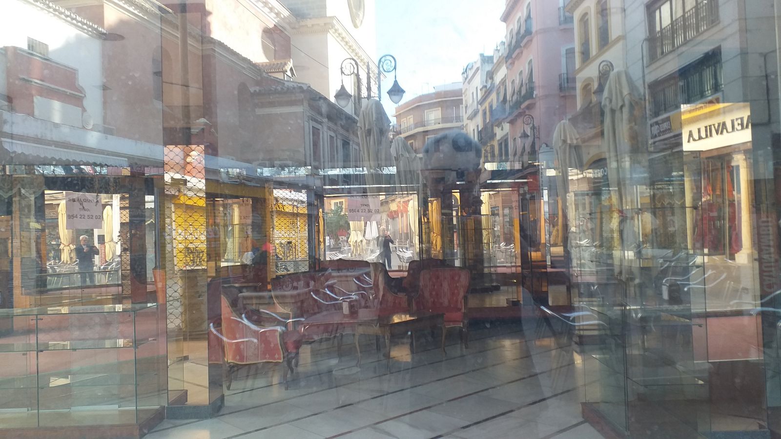 Fotografía de Rubén Barroso de la Plaza del Pan reflejada en un escaparate.
