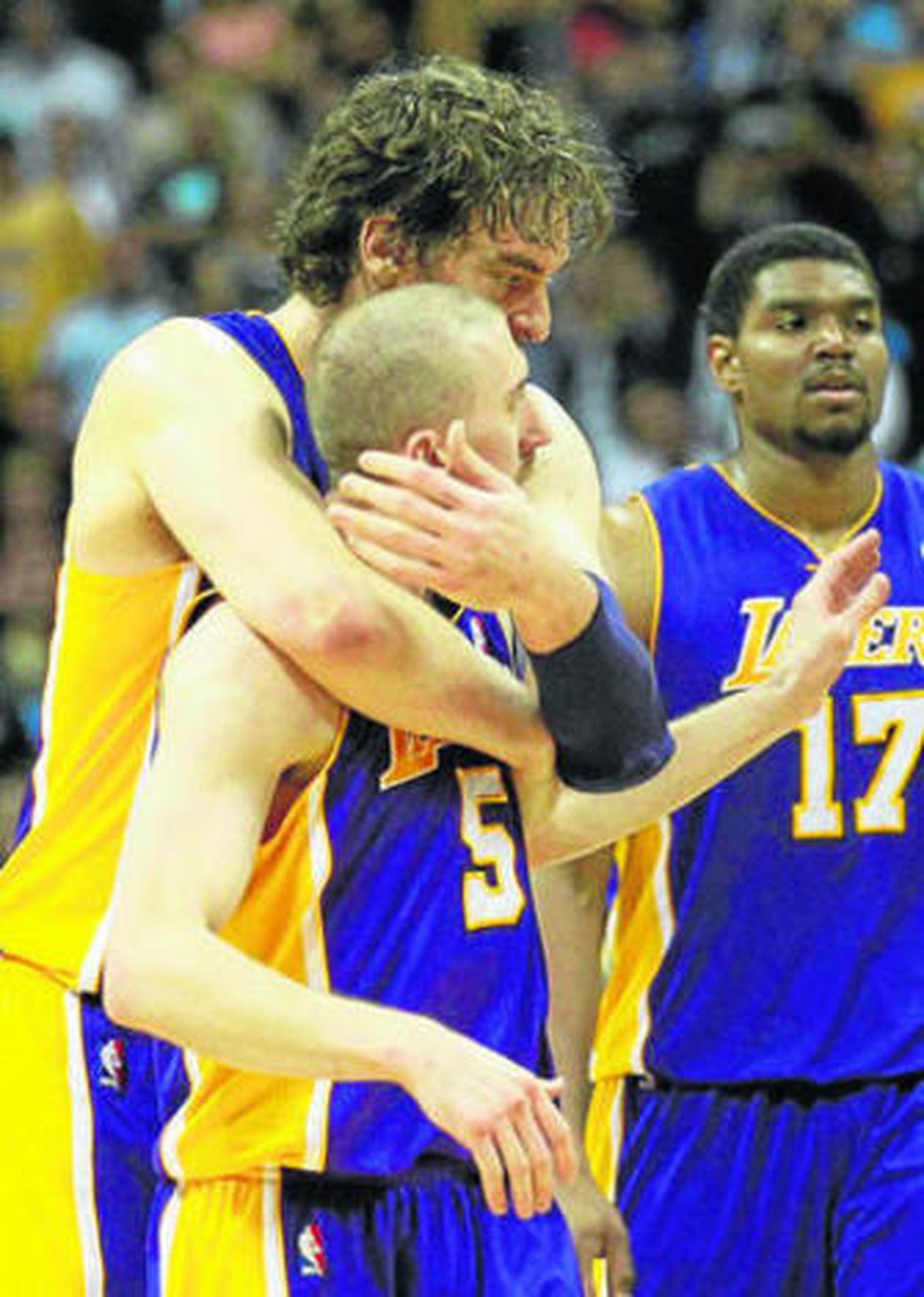 Paul Gasol abraza a Blake tras anotar un triple decisivo.