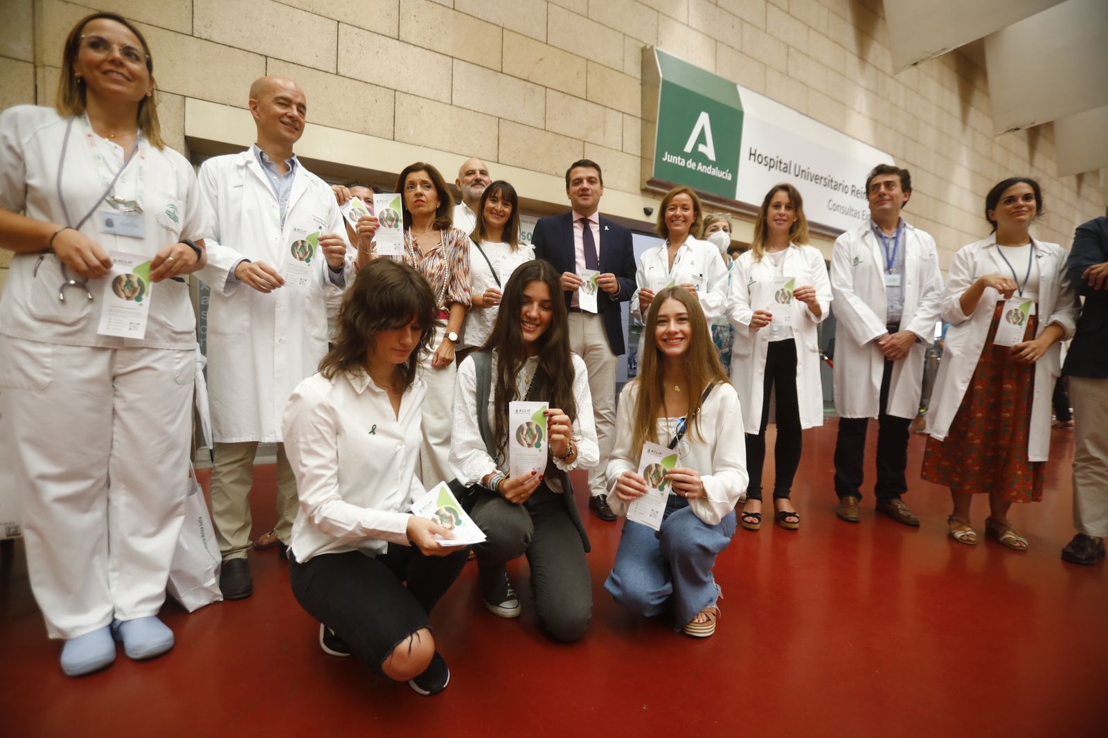 Autoridades, miembros de Aclif  y profesionales de Hematología del Reina Sofía.