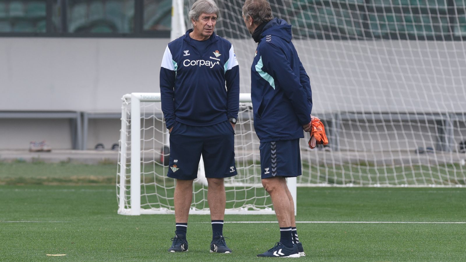 Pellegrini dialoga con Rubén Cousillas en un momento del entrenamiento.
