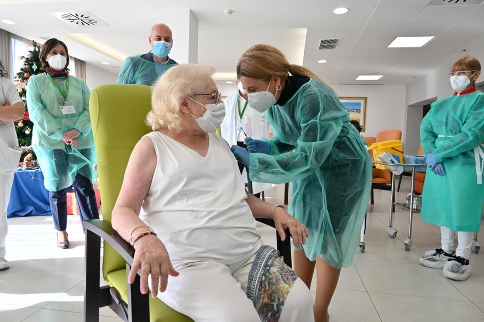 Fotos de un día histórico: así ha sido la vacunación en Granada