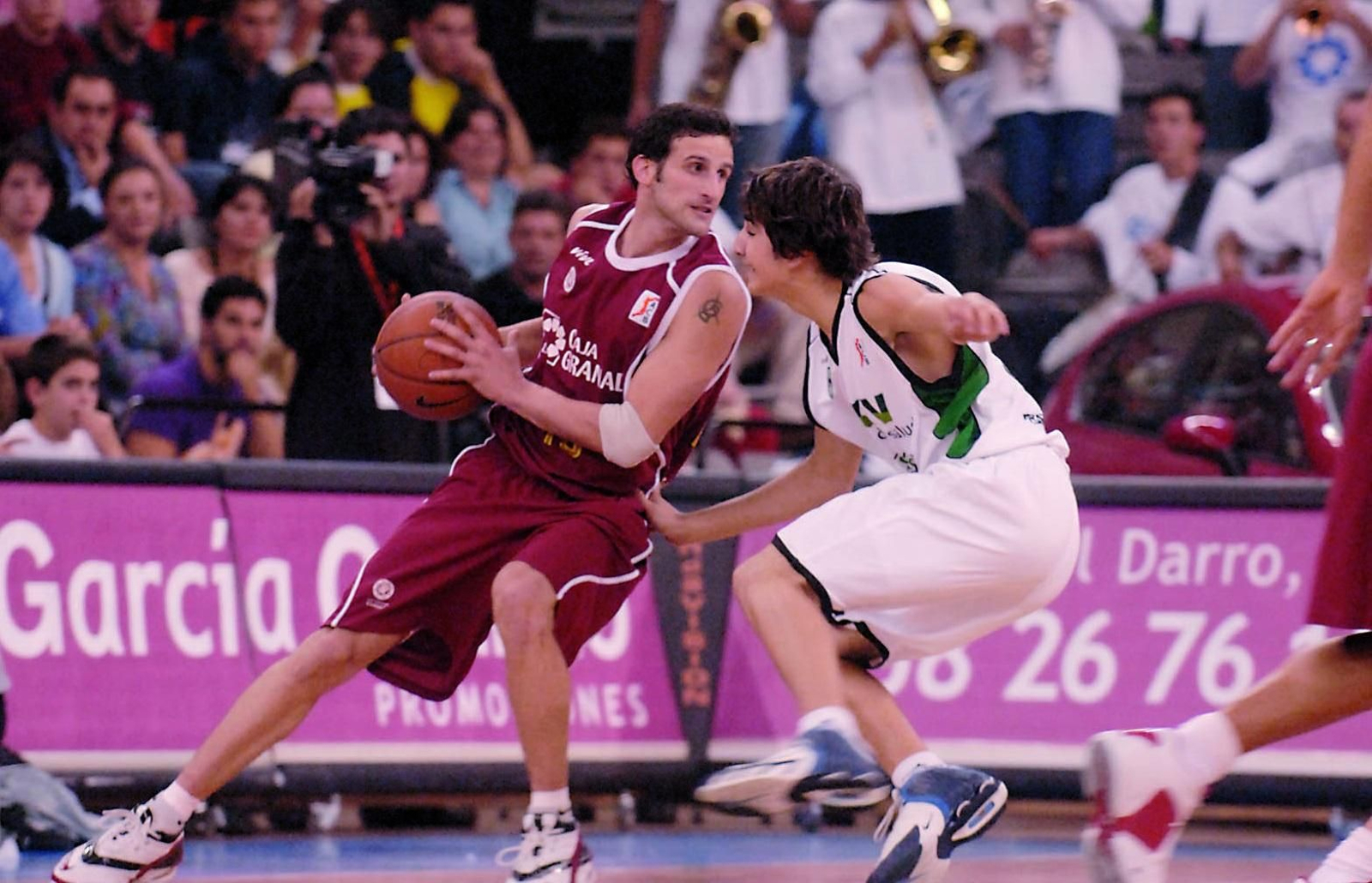 Ricky Rubio defendiendo a Nico Gianella el día de su debut en la ACB.