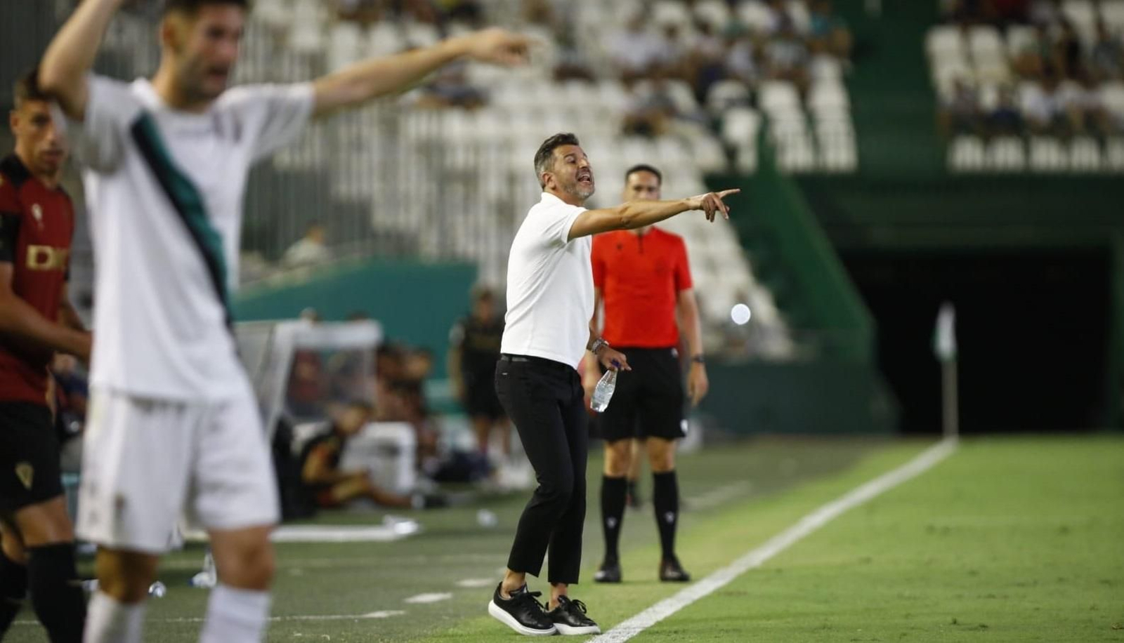 Iván Ania da órdenes durante el duelo ante el Cádiz.