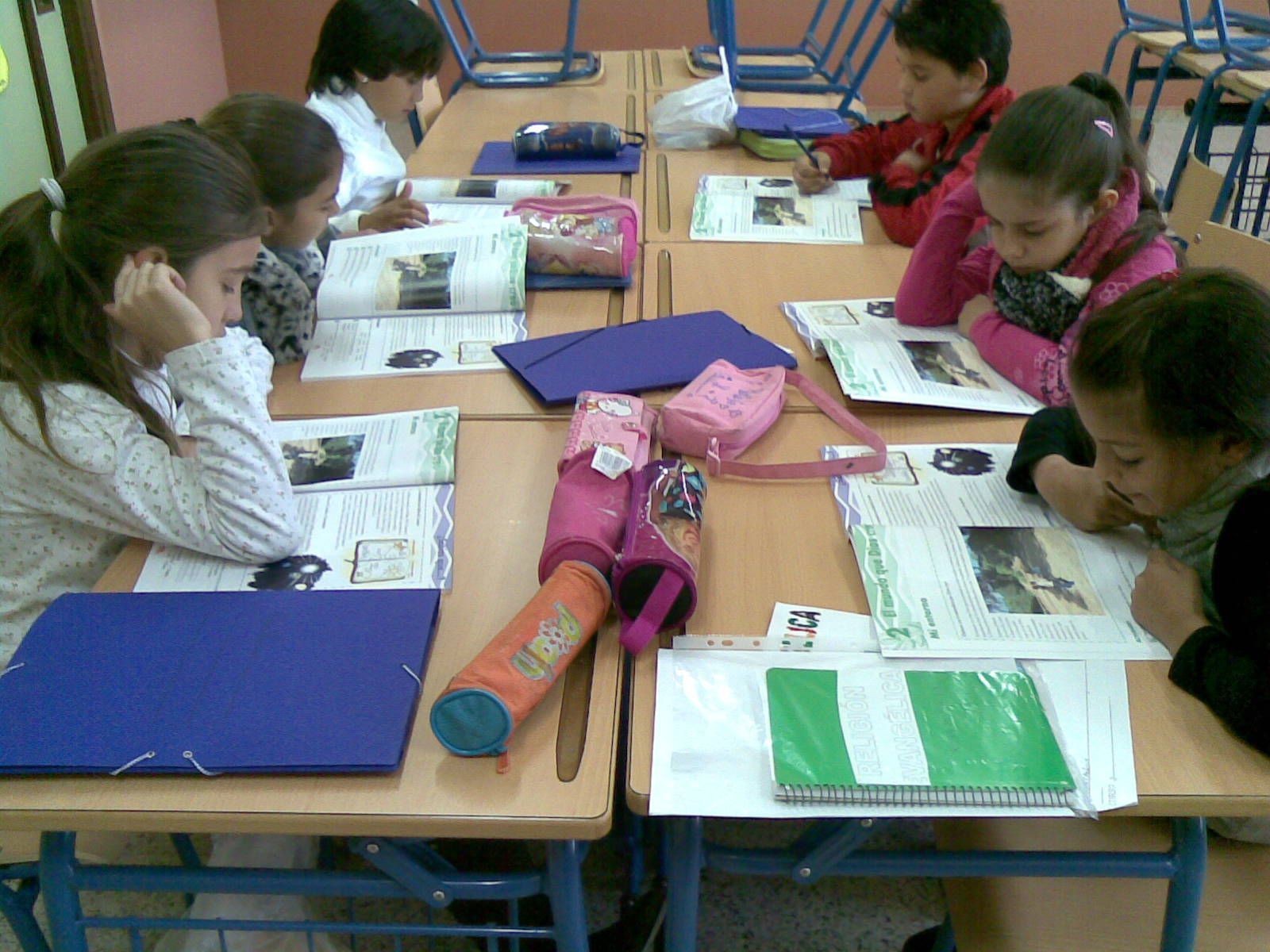 Escolares en clase de Religión Evangélica.