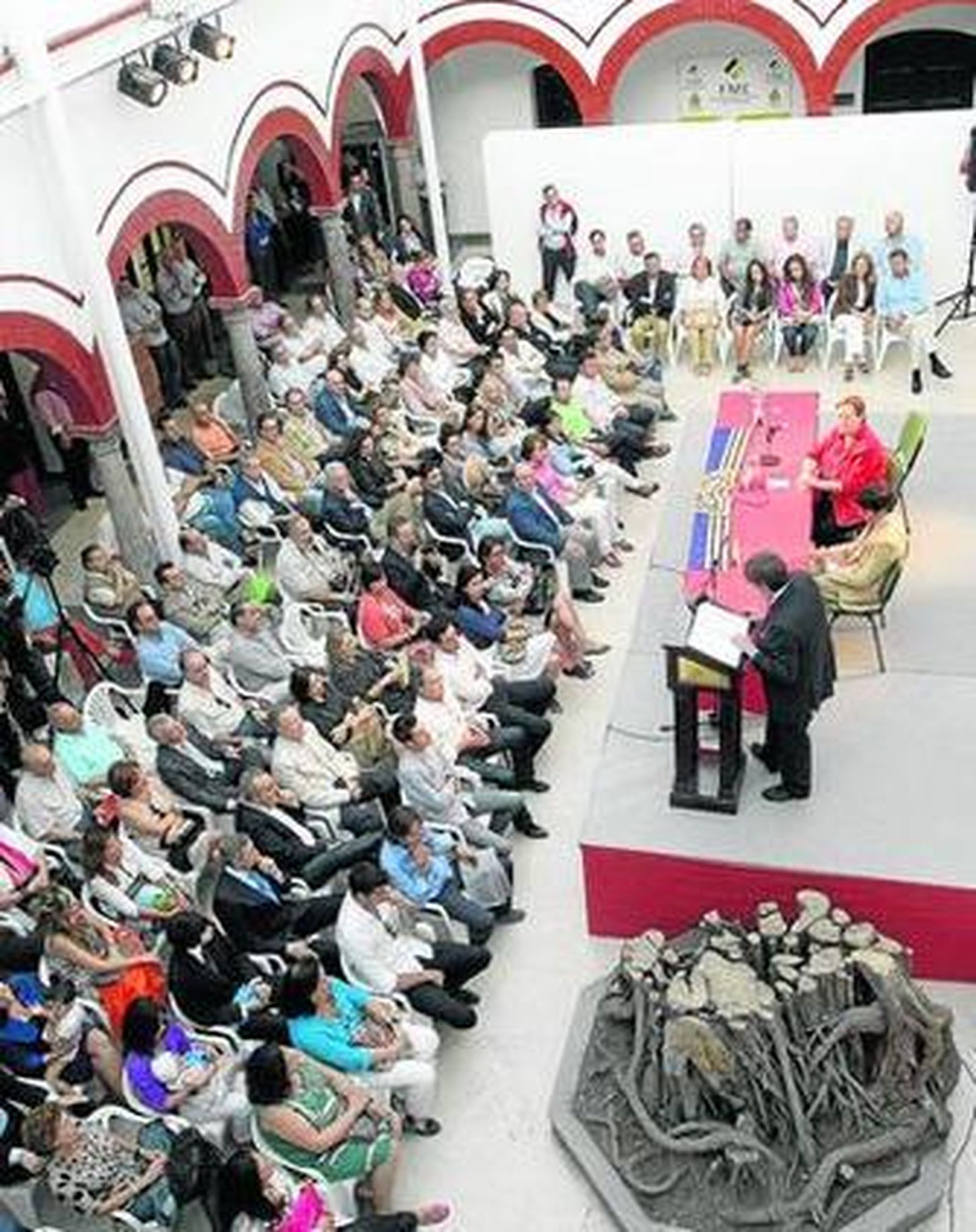 El claustro de la Fundación Municipal de Cultura se quedó pequeño para escuchar el pregón taurino.