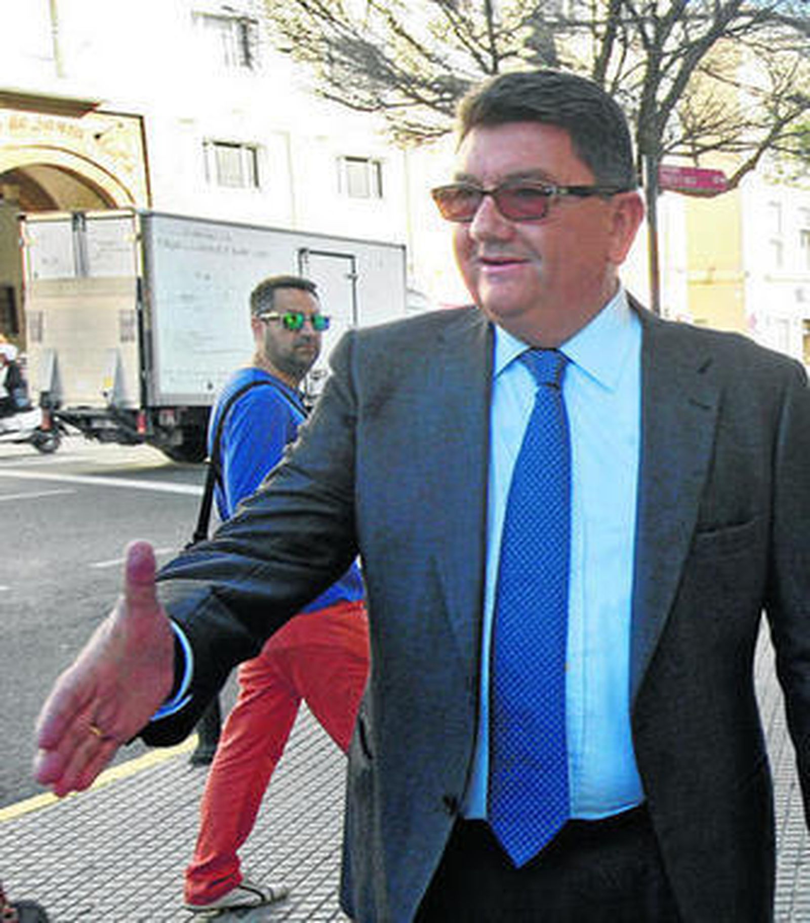 Lorenzo Sánchez saluda a un periodista a la llegada a la sede de la Audiencia Provincial de Cádiz.