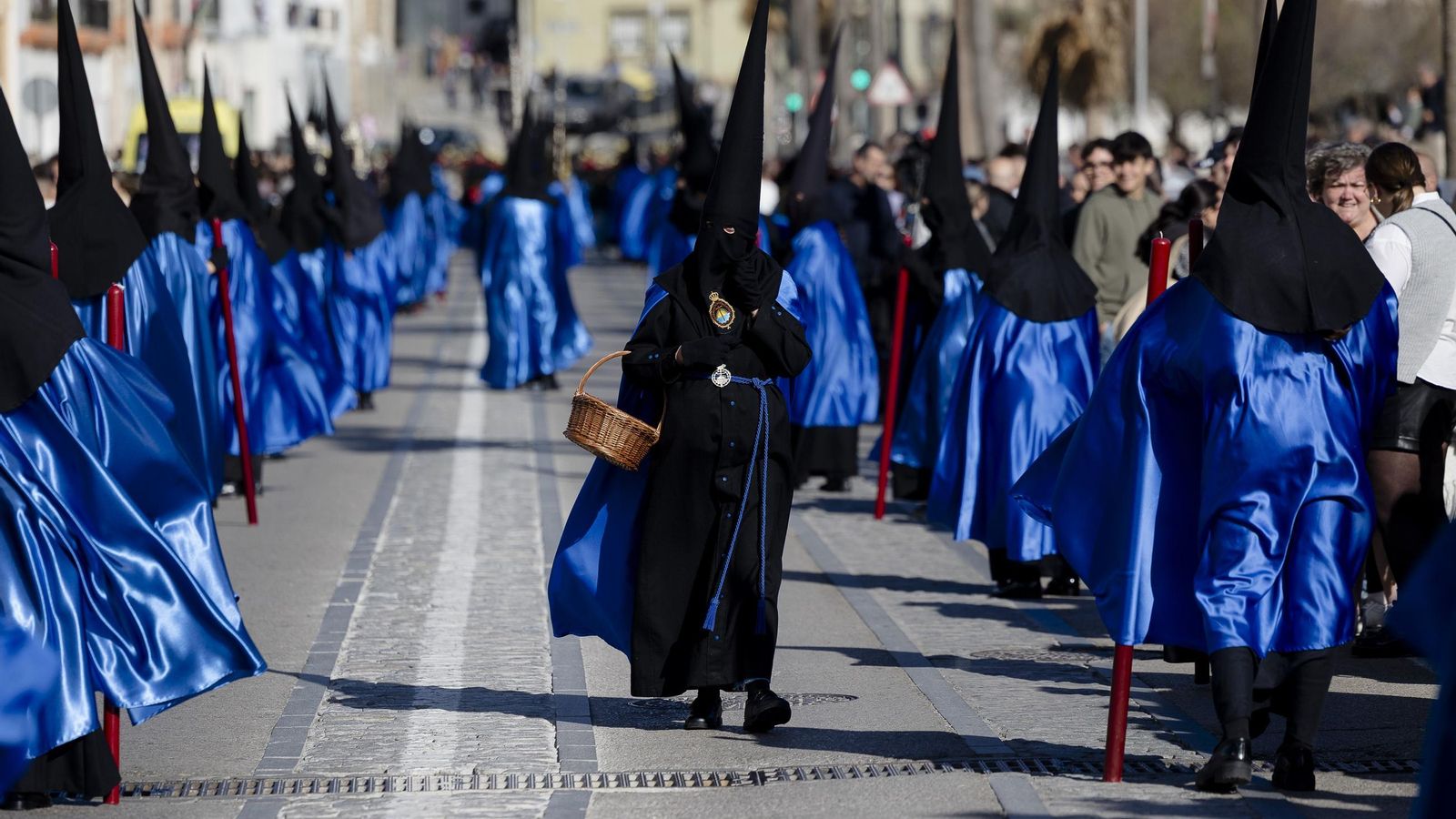 Imágenes de la salida de Las Aguas en la Semana Santa de Cádiz 2025