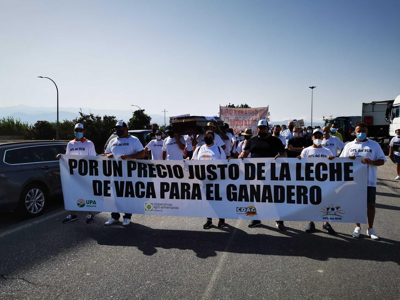Protesta de ganaderos por los bajos precios de la leche