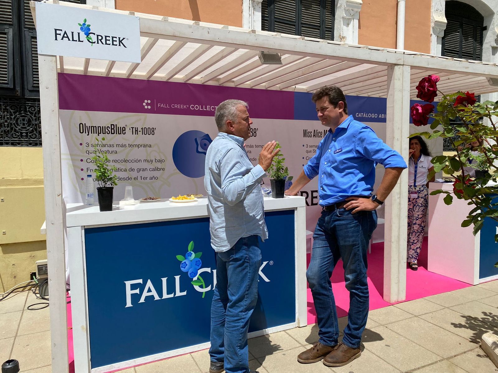 Más de medio centenar de empresas participan en el Congreso de Frutos Rojos