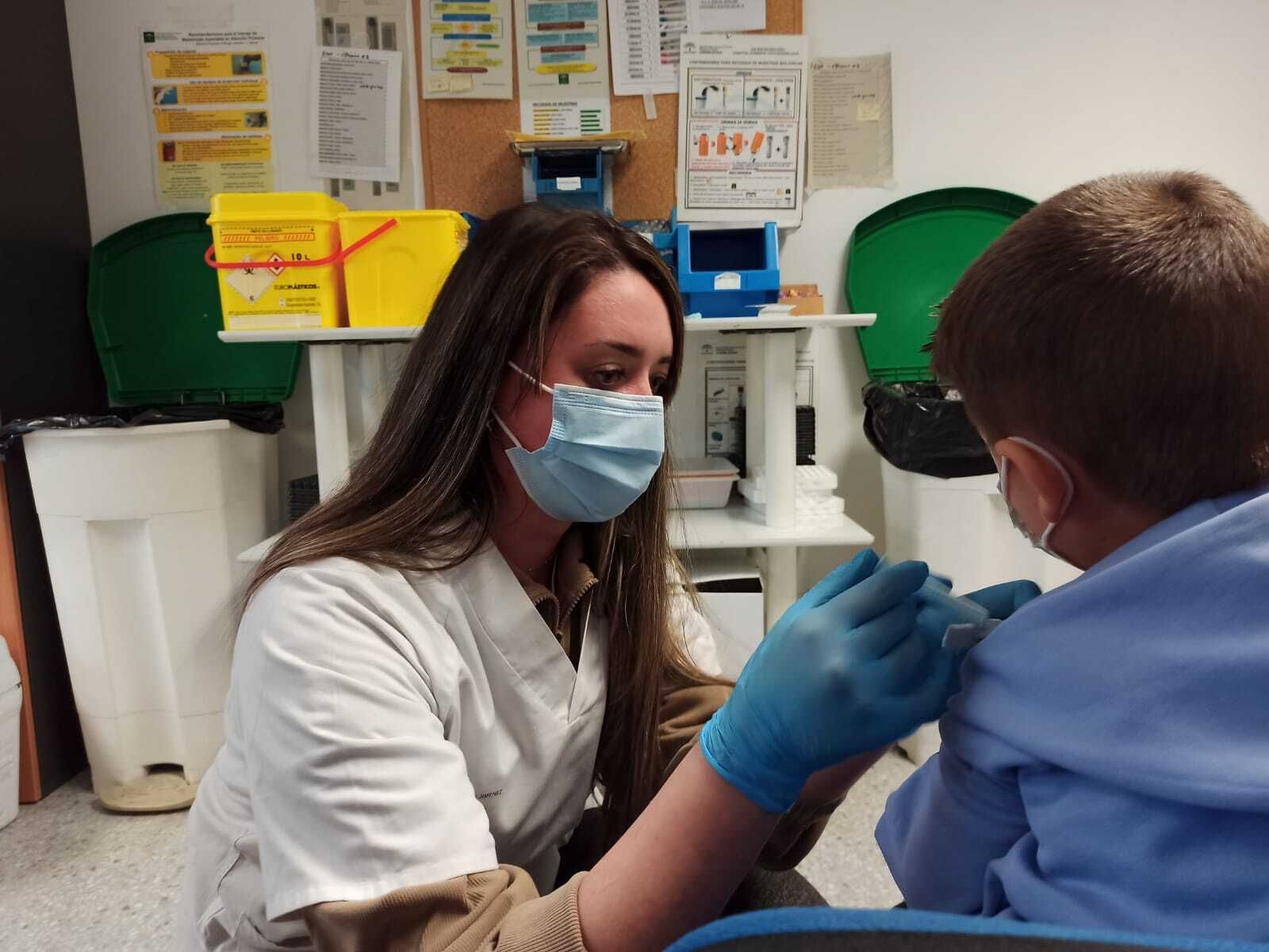 Vacunación de menores en un centro de salud de la provincia.