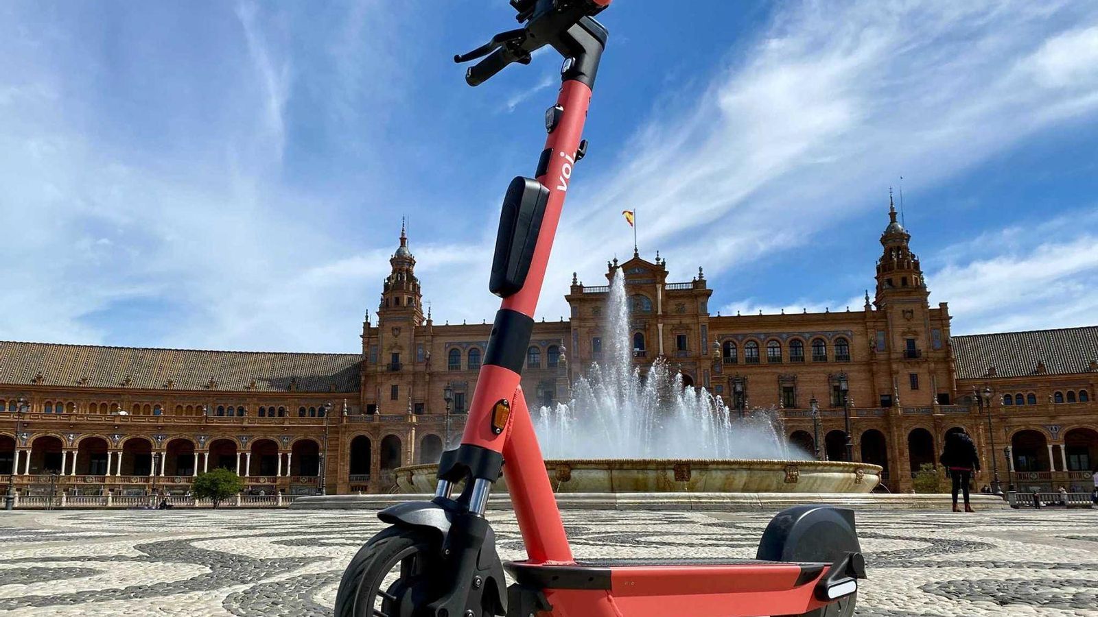 Un patinete de Voi en la Plaza de España.
