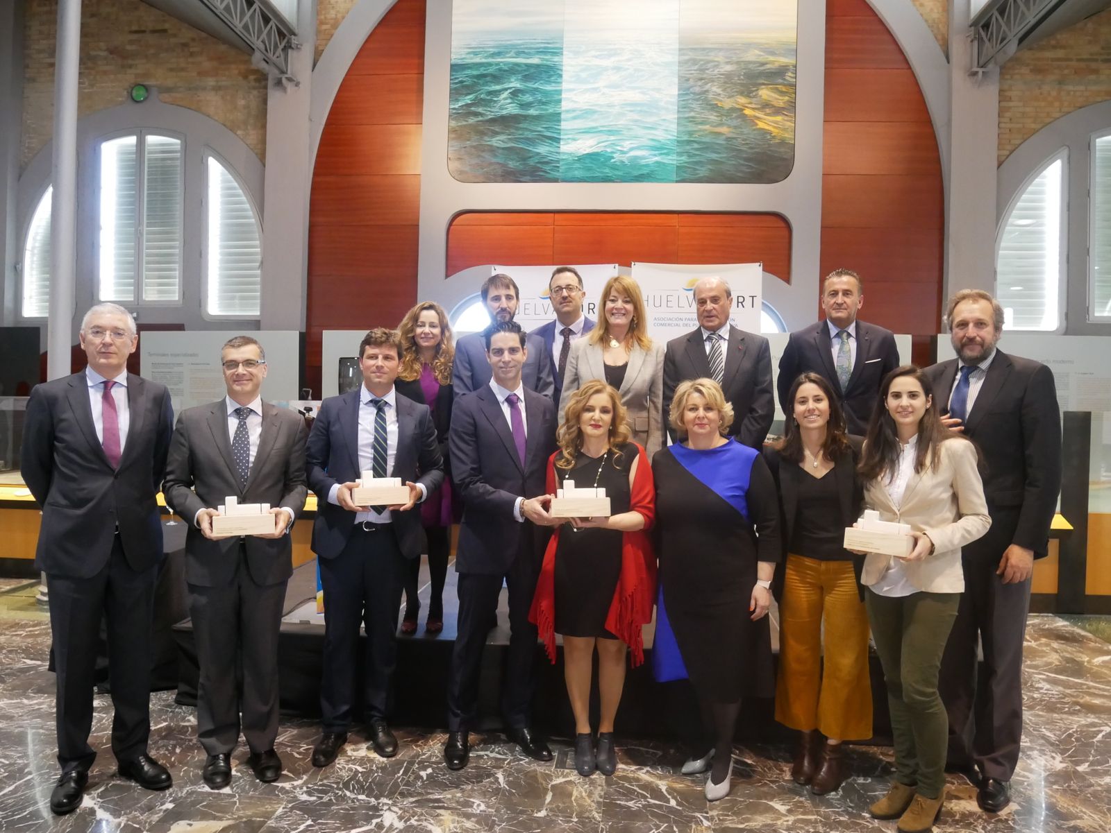 Premiados y miembros del jurado, con representantes de HuelvaPort y Puerto de Huelva, tras la entrega de los I Premios a la Logística.