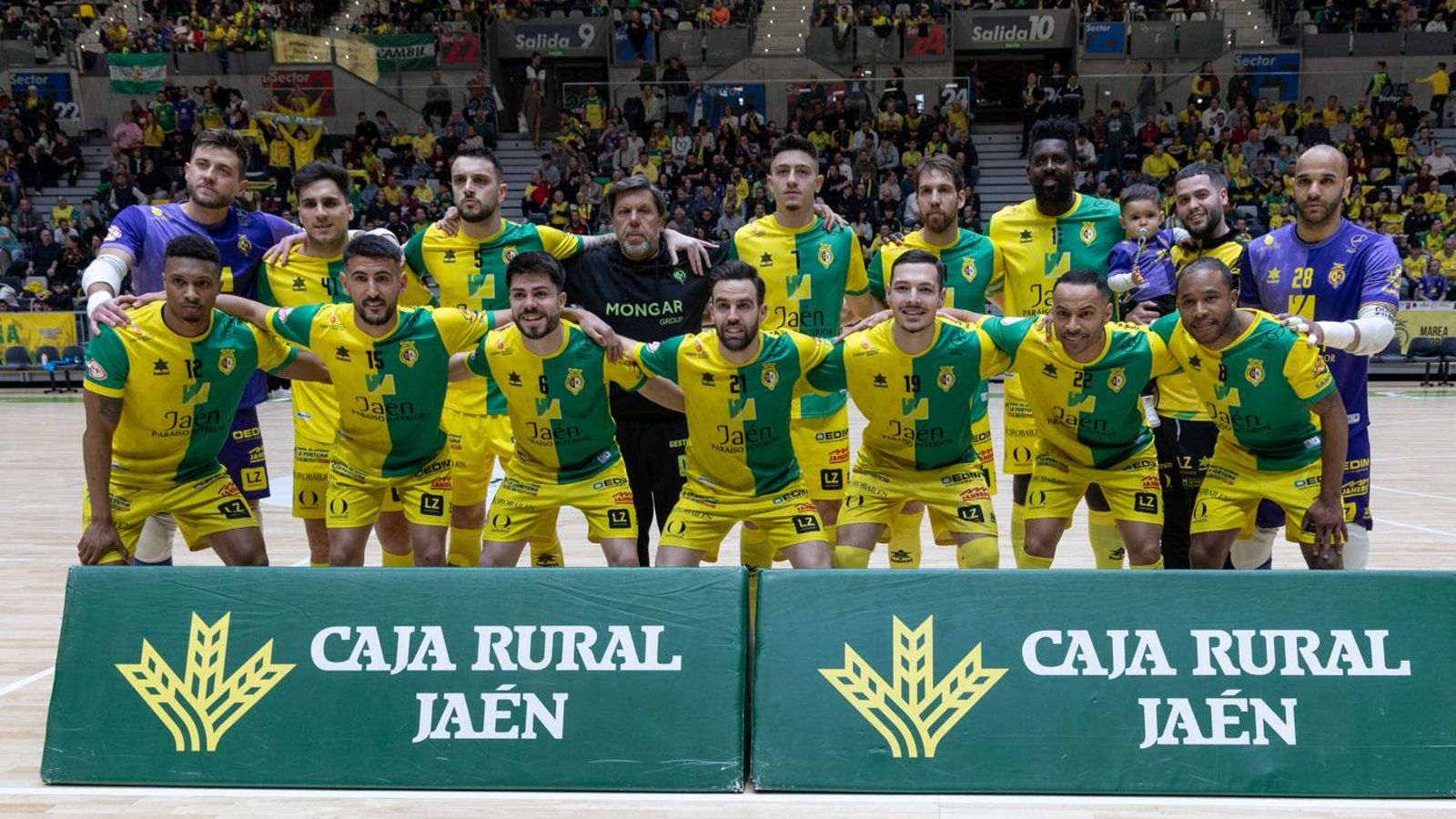 Joaquín Expósito, junto al resto del equipo amarillo. 