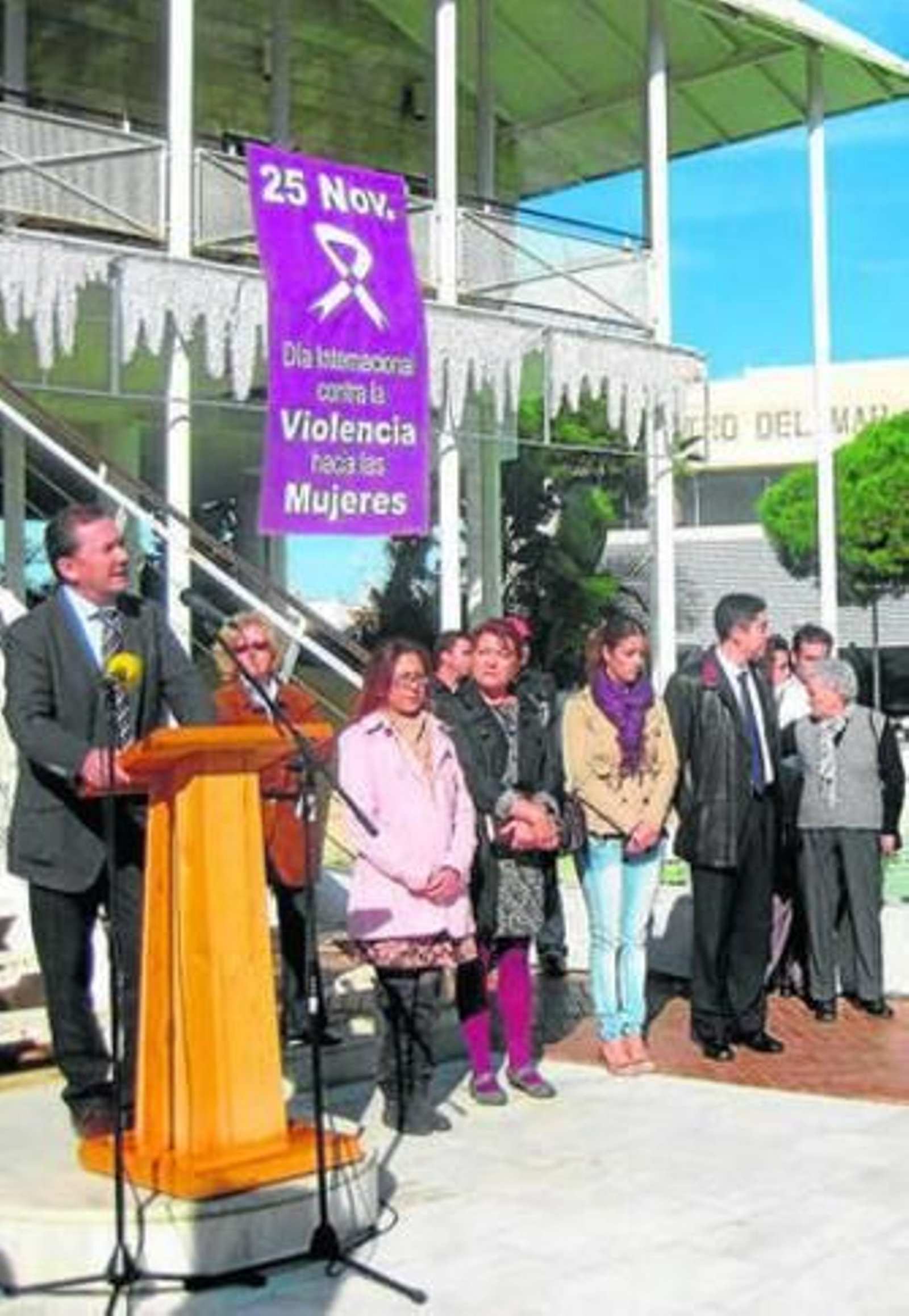 En la Plaza Redonda y junto a una pancarta se colocaron las velas en Cartaya.