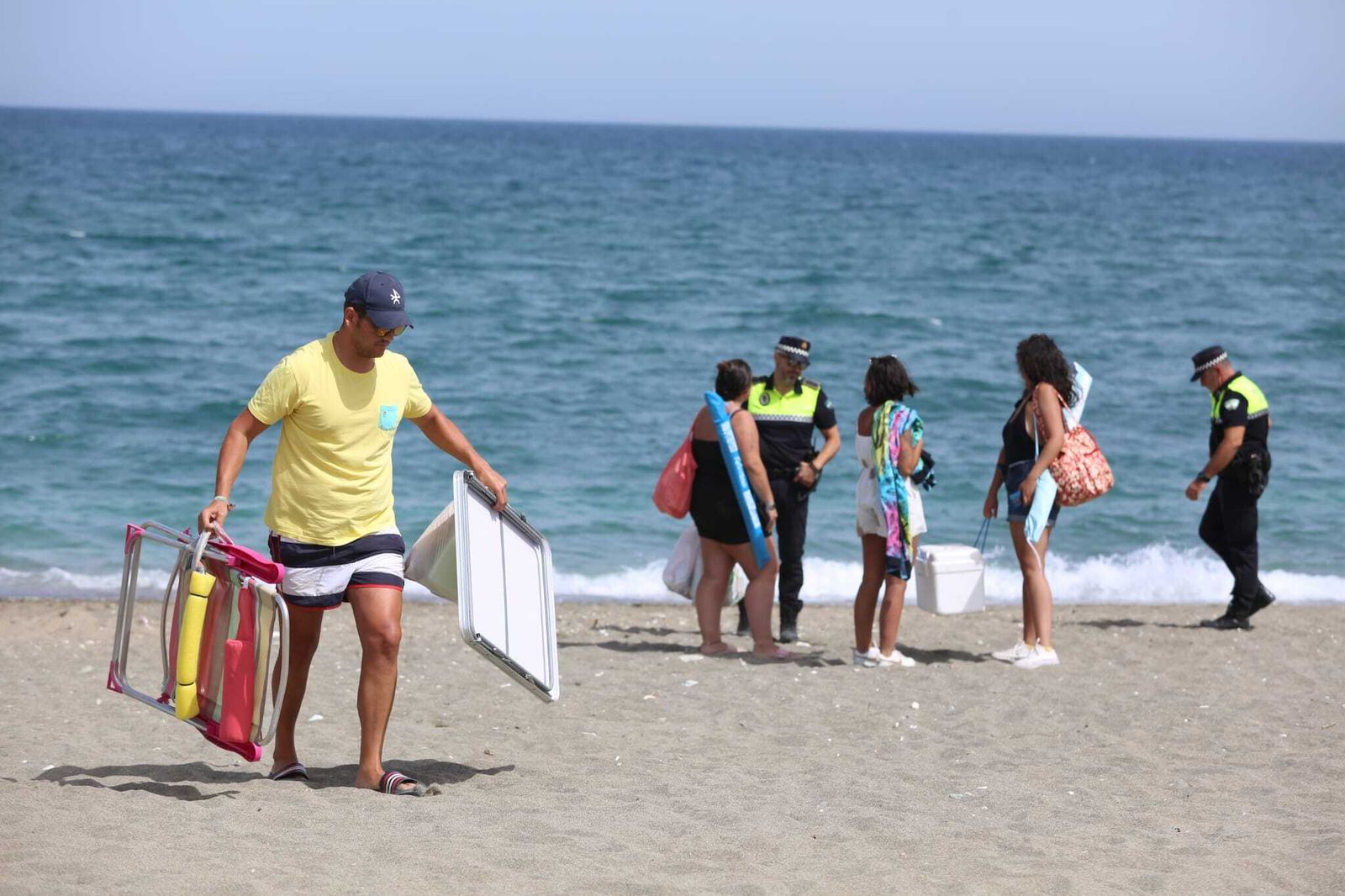 Las fotos de la Policía desalojando a los bañistas de la playa de Sacaba