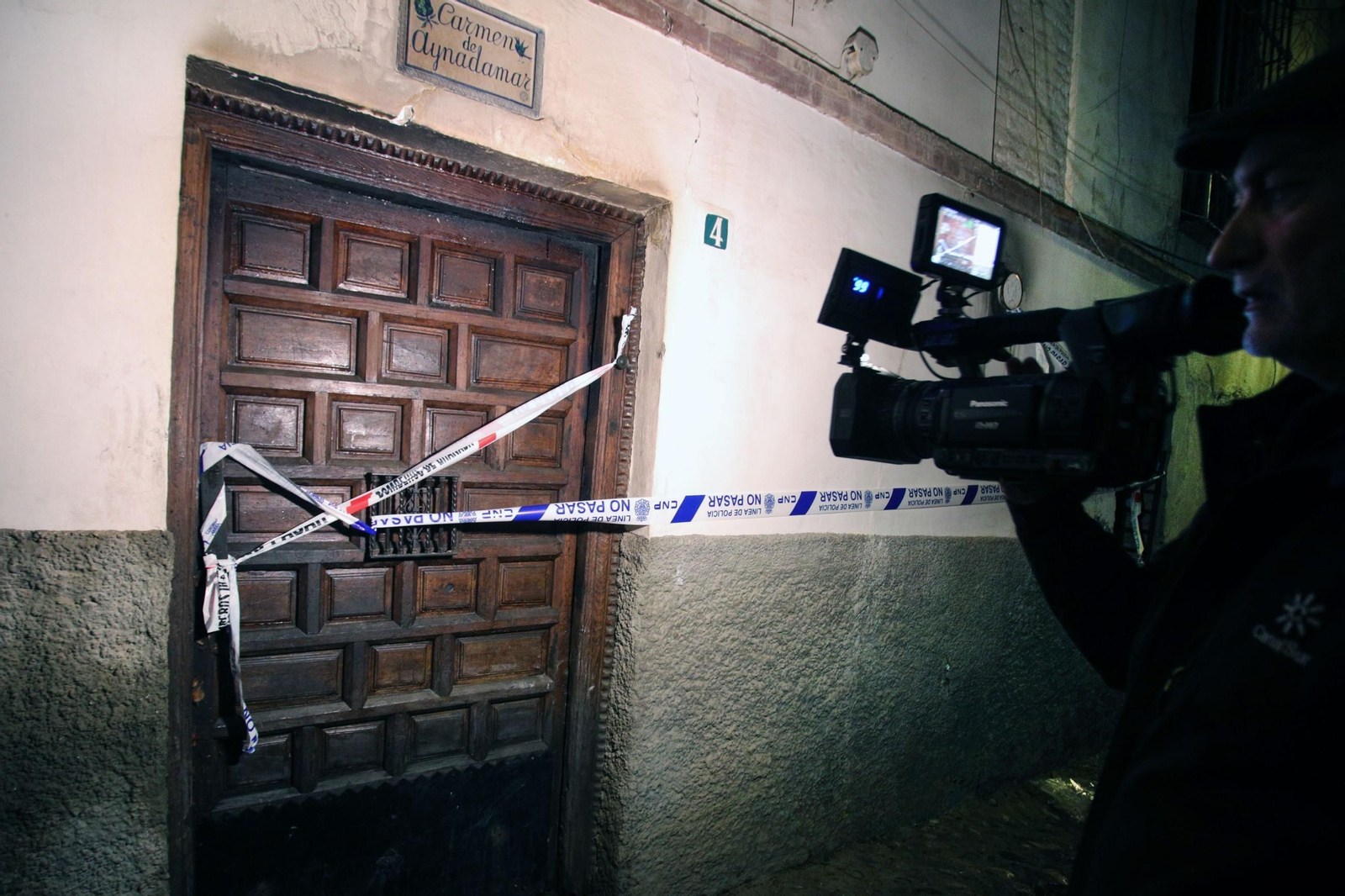 Entrada precintada a la casa donde ha tenido lugar el incendio de Granada