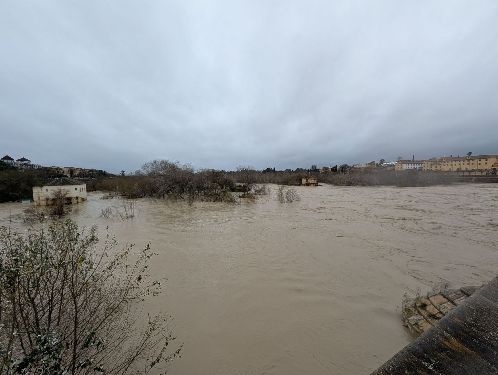 El río Guadalquivir supera los cuatro metros de altura a su paso por Córdoba, en imágenes