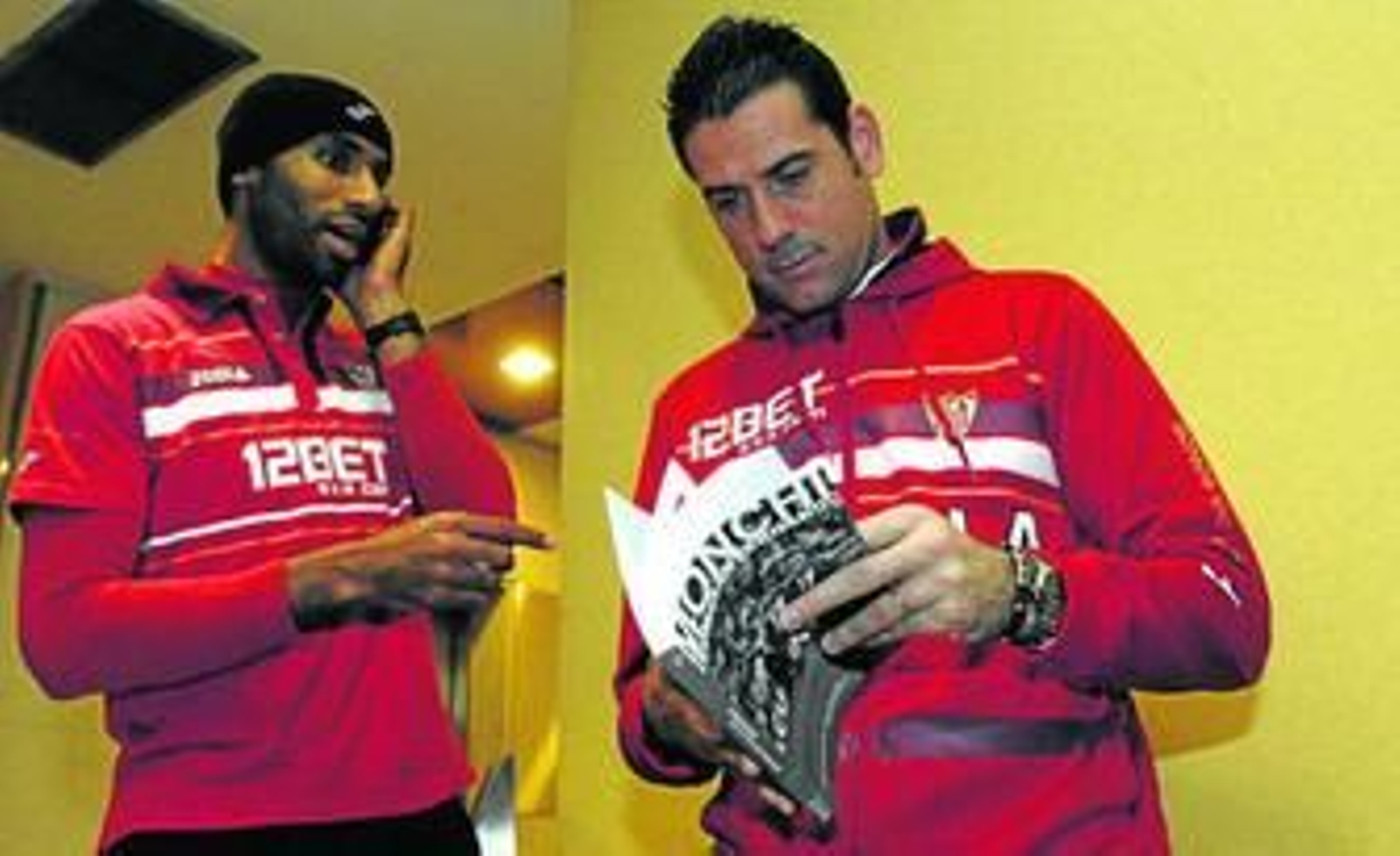 Palop examina el libro de Monchi, ayer en su presentación en el hotel donde se concentró el equipo, con Kanoute a su lado.