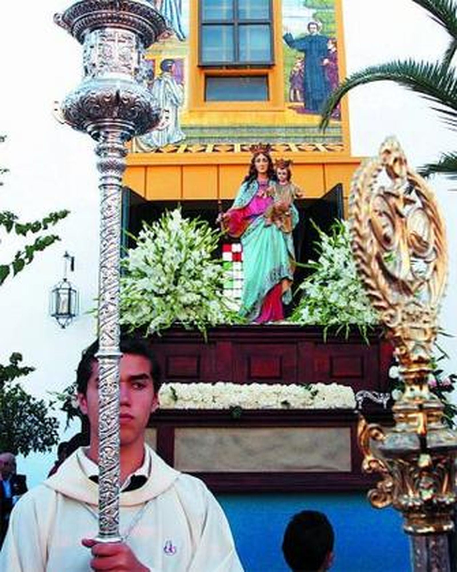 María Auxiliadora, a su salida de la capilla del colegio salesiano.