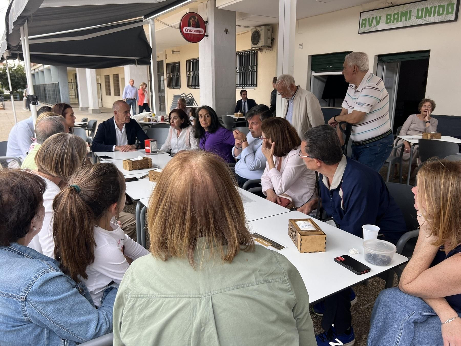 El alcalde reunido con vecinos de Bami.