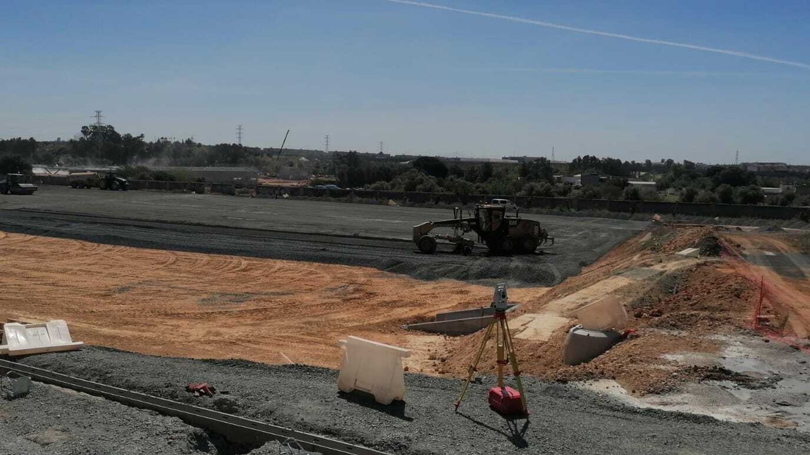 Las máquinas aplanan la zona de grava donde irán algunos de los campos de fútbol.