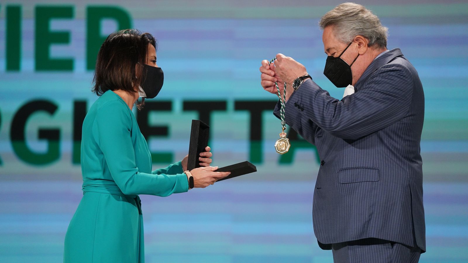 Las restricciones sanitarios obligaron a evitar los contactos entre los premiados y quienes entregaban las distinciones.