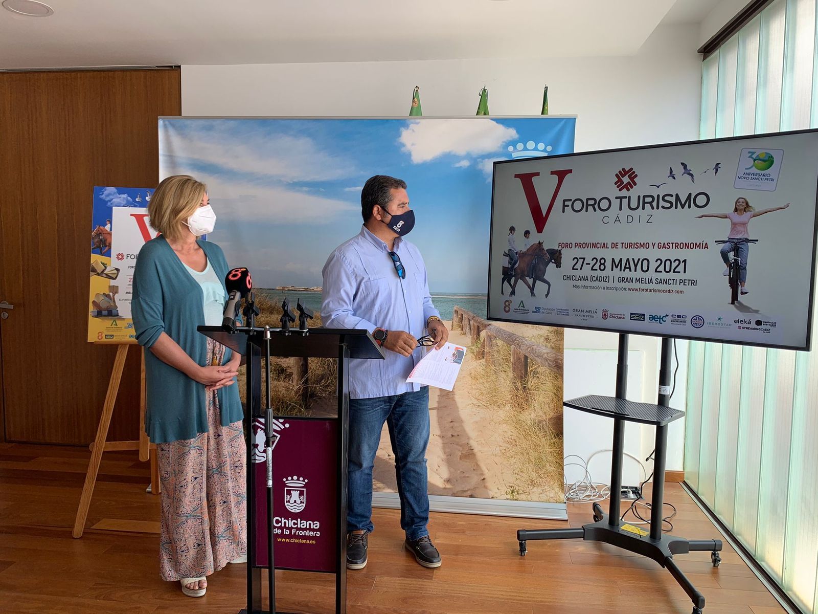 La delegada municipal de Turismo, Pepa Vela, y el responsable del evento, José Antonio Medina, durante la presentación de la cita.