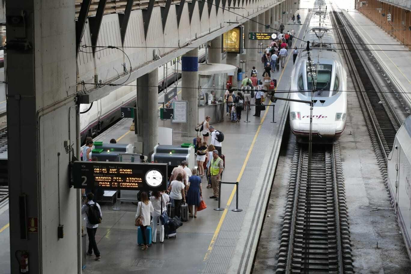 Viajeros en la estación de Santa Justa, este lunes.