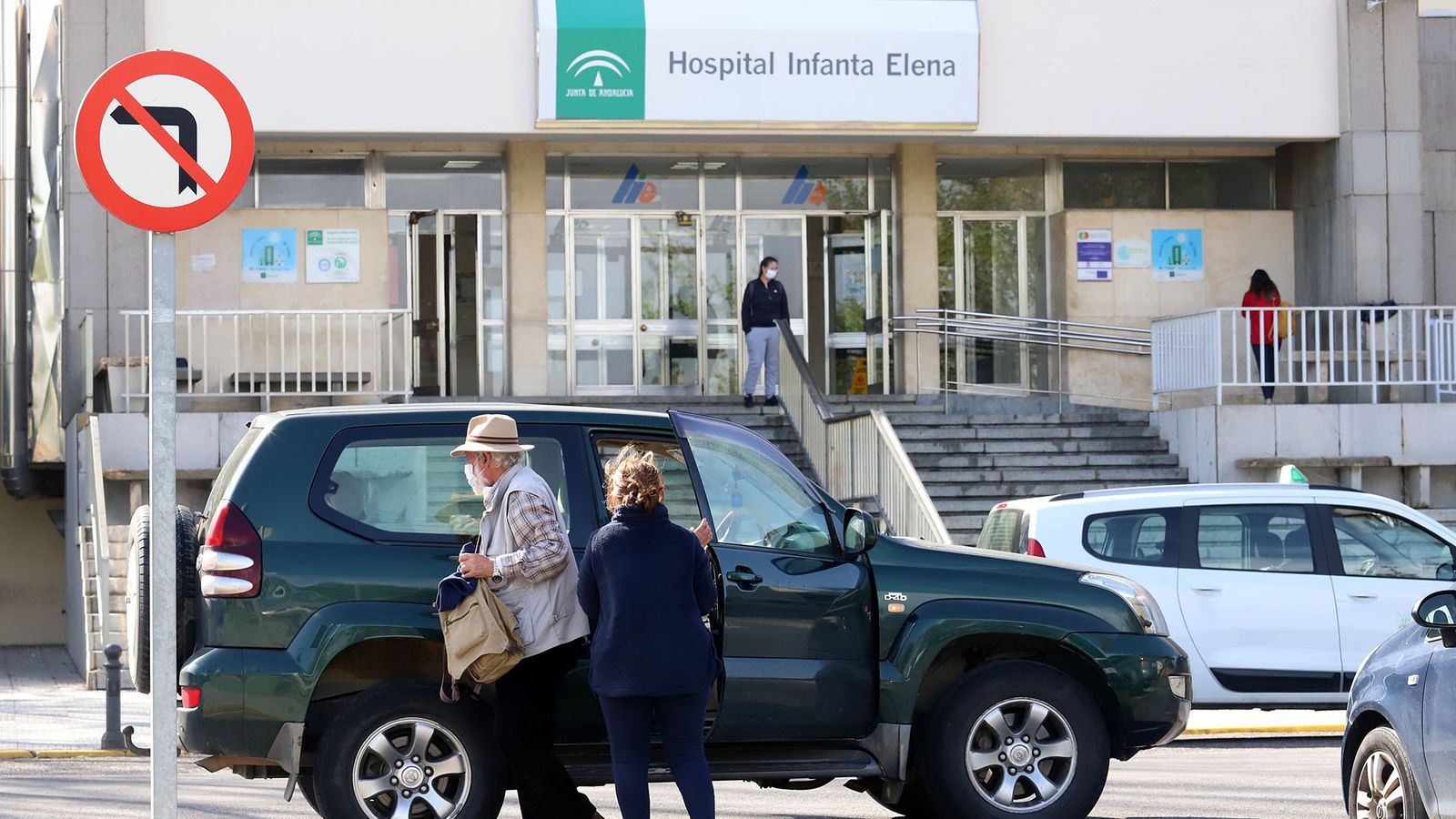 Acceso al Infanta Elena en la mañana de ayer.