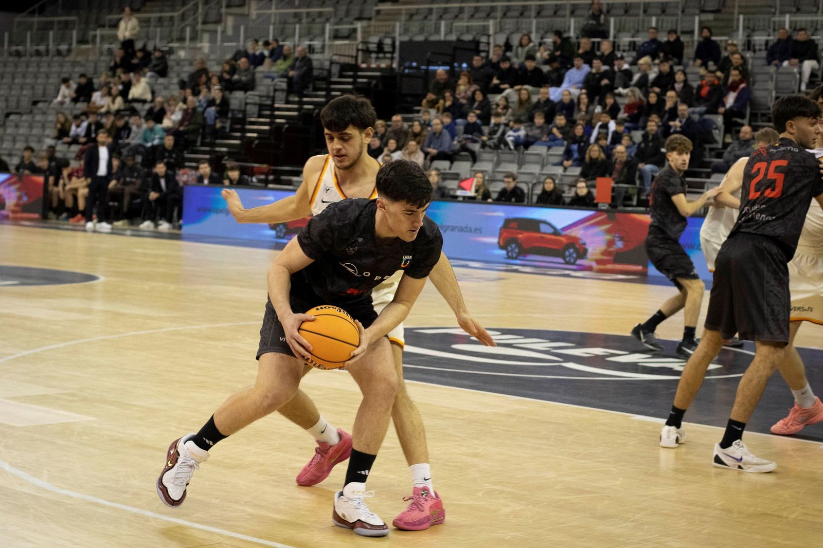 Un ataque del equipo granadino en el partido de este viernes