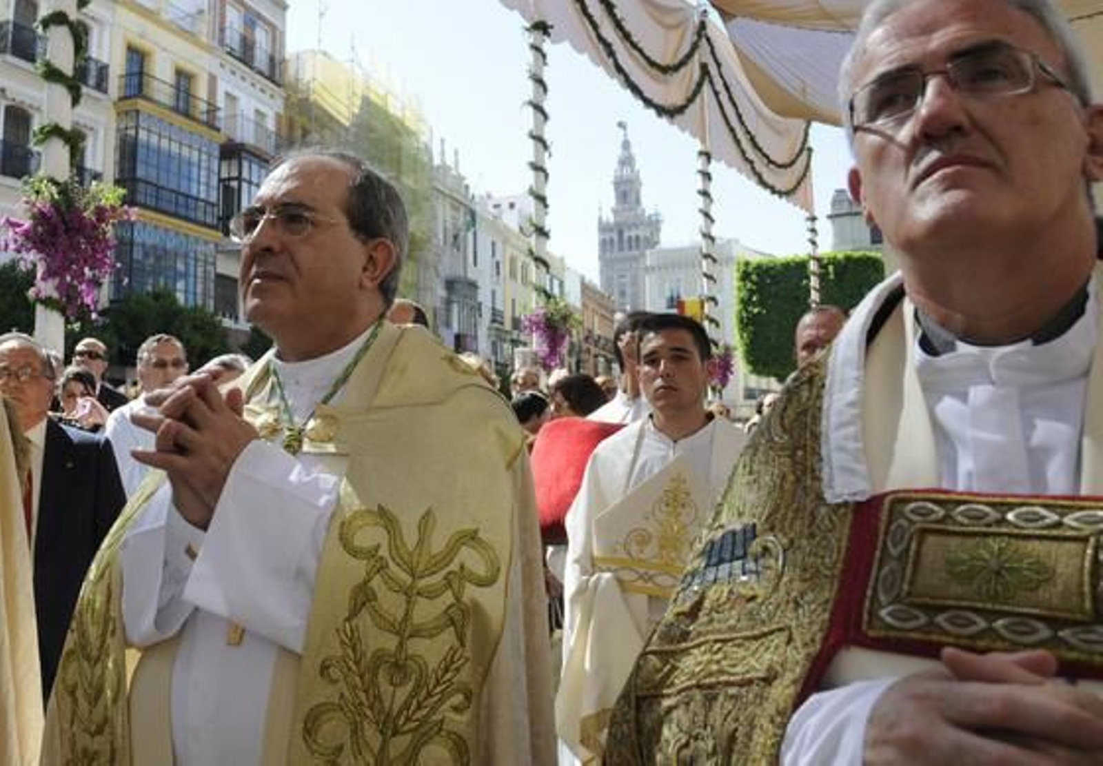 Juan José Asenjo acompaña por primera vez a la procesión como arzobispo de Sevilla. 

Foto: Juan Carlos Váquez