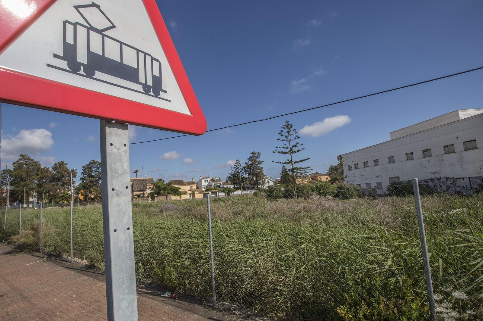 Terrenos de Janer, a la entrada de San Fernando, donde se construirá la subestación eléctrica que dará suministro al tranvía.