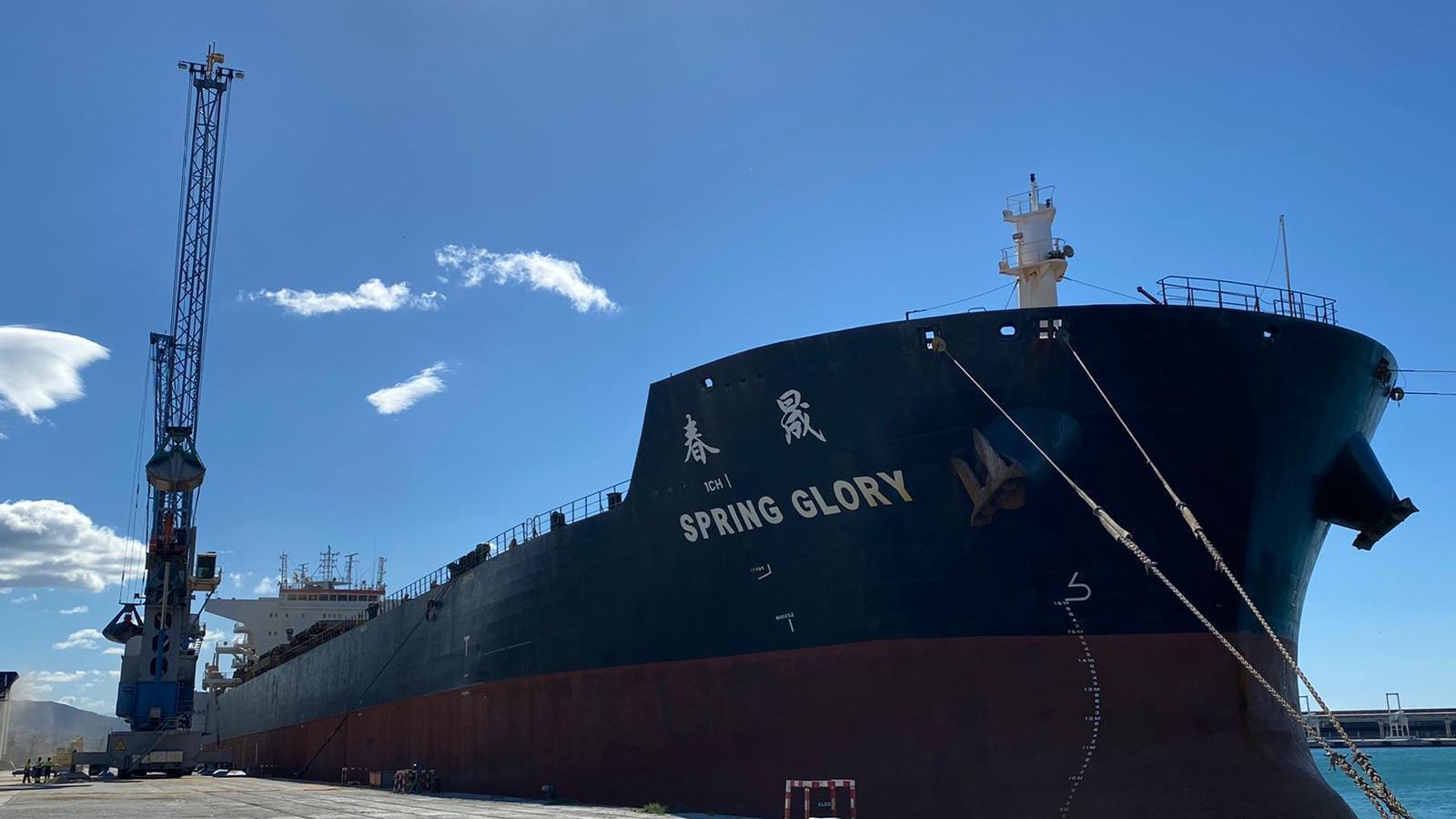 Bulk carrier ‘Spring Glory’. Con 51.265 toneladas de registro bruto, fue una cifra de récord en las aguas malagueñas.