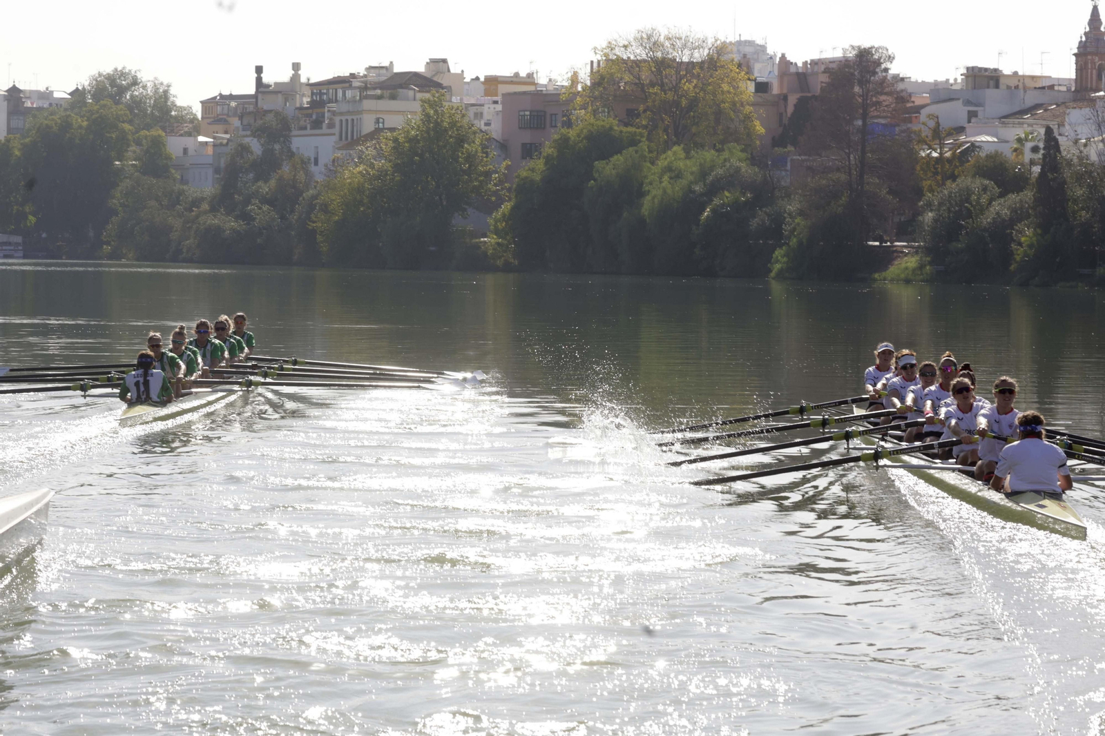 La Regata Sevilla-Betis femenina en imágenes