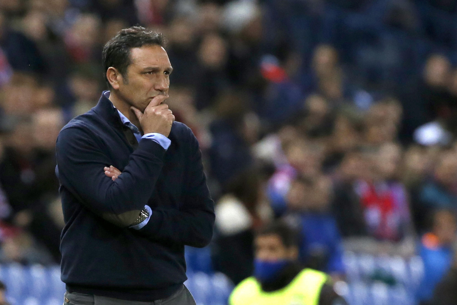 Eusebio, pensativo y concentrado, durante un encuentro de la Real Sociedad de la presente temporada.