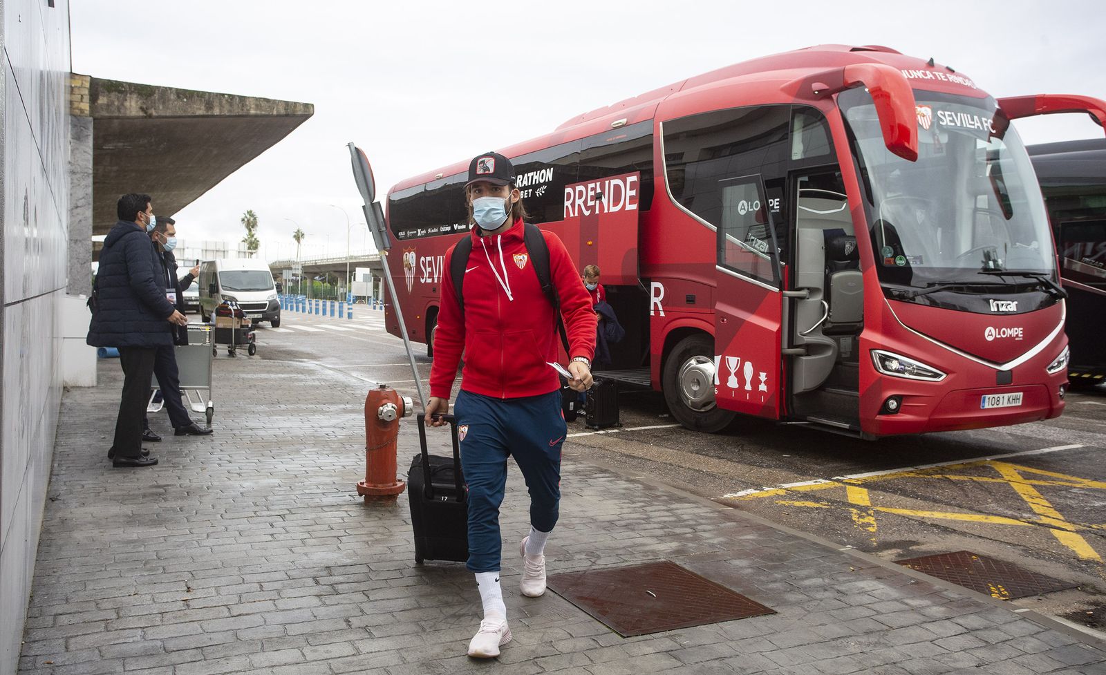 Gudelj, en la salida del Sevilla hacia Francia.
