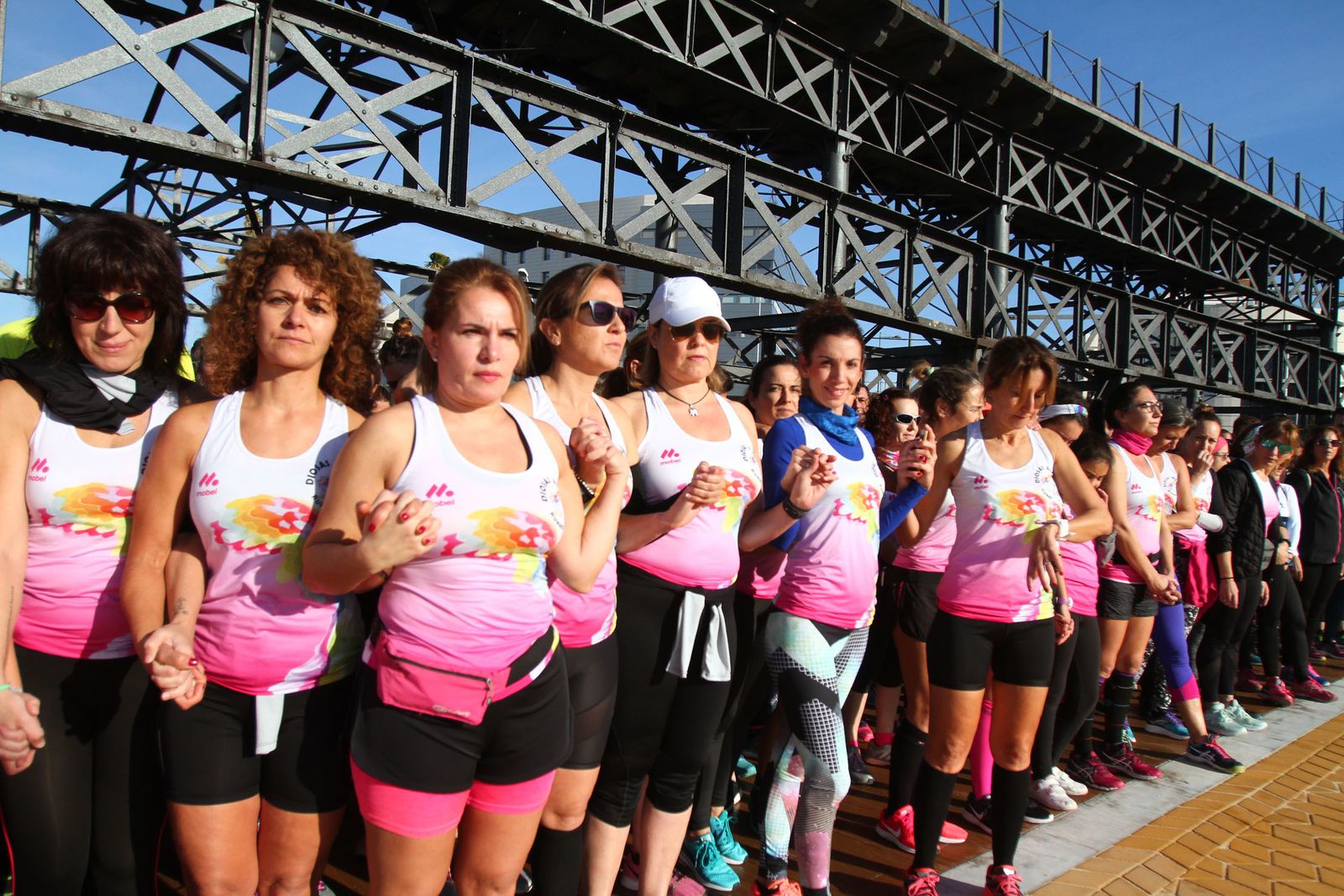 Cientos de personas rinden homenaje a Laura Luelmo en una carrera en Huelva.